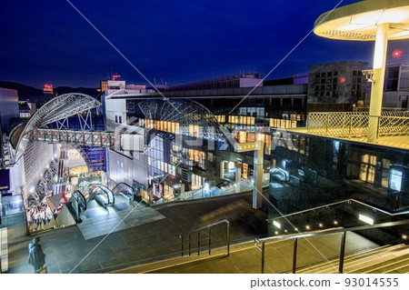 Kyoto Prefecture, toward the central exit concourse from the grand staircase leading to Kyoto Station's rooftop plaza 93014555