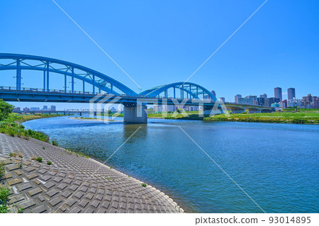 從東京都大田區田園調布的玉川河床往丸子橋方向 93014895