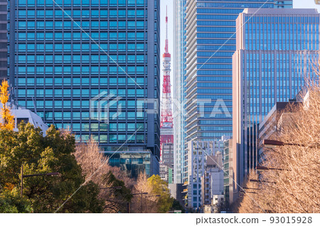 透過“東京”大樓的縫隙看到的東京塔 透過“東京”大樓的縫隙看到的東京塔 93015928