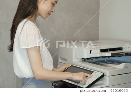 採取拷貝的婦女 採取拷貝的婦女 93016033