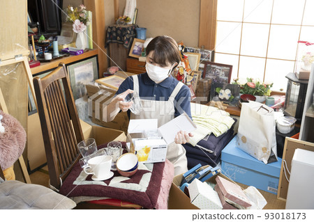 清理雜亂房間的女工 93018173
