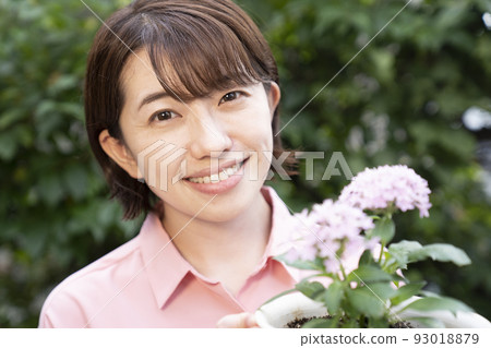 woman with bowl of pentas woman with bowl of pentas 93018879
