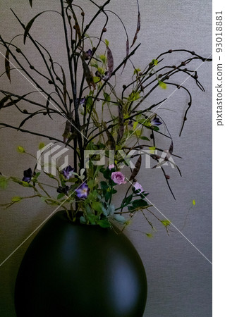 Dried flowers in Japanese vase Dried flowers in Japanese vase 93018881