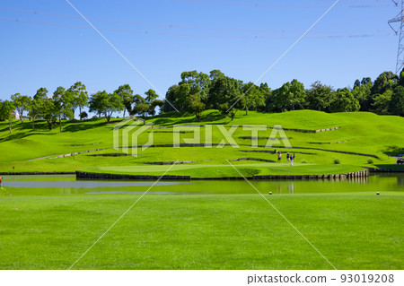 Blue sky golf course / View of the green over the pond (Kisarazu City, Chiba Prefecture) 93019208