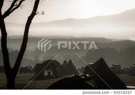 陽光照進朝霧高原 93019287