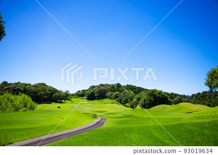 View of the long course from the blue sky golf course and teeing ground (Kisarazu City, Chiba Prefecture) 93019634