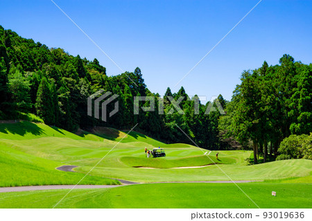 View of the long course from the blue sky golf course and teeing ground (Kisarazu City, Chiba Prefecture) 93019636