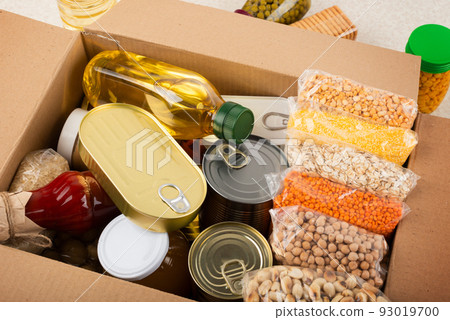 Survival set of nonperishable foods in carton box 93019700