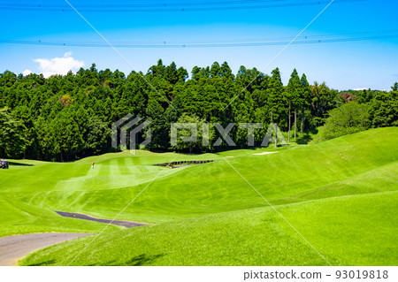 Blue sky golf course, view of a long course with bumps, bunkers, and ponds (Kisarazu City, Chiba Prefecture) 93019818
