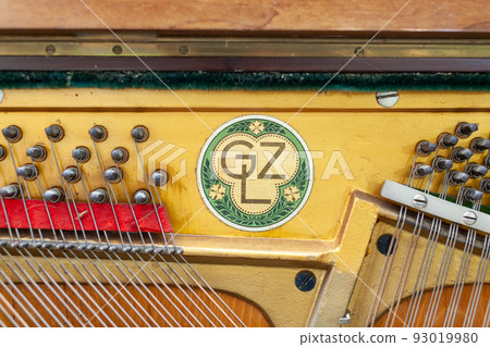The inside of the piano is without a lid. Strings, hammers and parts 93019980