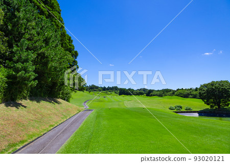 Blue sky golf course, view of a long course with bumps, bunkers, and ponds (Kisarazu City, Chiba Prefecture) 93020121