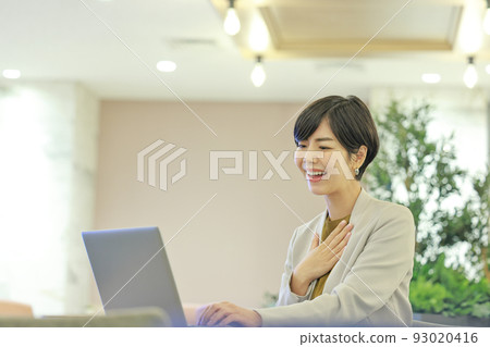 避免麻煩和放鬆她的胸口的女商人2 93020416