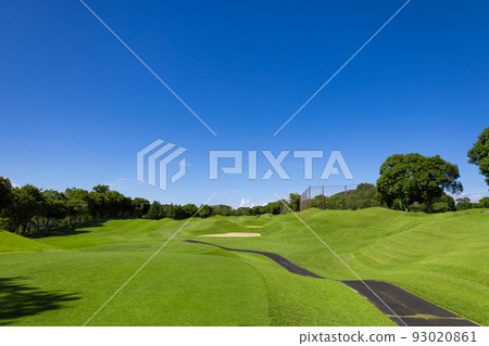 View of a golf course with a blue sky, a difficult course with bunkers and many bumps (Kisarazu City, Chiba Prefecture) View of a golf course with a blue sky, a difficult course with bunkers and many bumps (Kisarazu City, Chiba Prefecture) 93020861