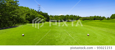 A panoramic view of a golf course with blue skies and a difficult course with many bumps (Kisarazu City, Chiba Prefecture) 93021153