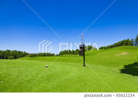 A blue sky golf course, a teeing ground of a difficult course with many bumps, and an information board for the 8th course (Kisara, Chiba Prefecture) A blue sky golf course, a teeing ground of a difficult course with many bumps, and an information board for the 8th course (Kisara, Chiba Prefecture) 93021154