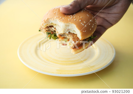 half eaten beef burger on table close up  93021200