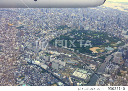 Aerial view over Osaka Castle 93022140
