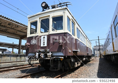 高松琴平電鐵1000系120路停在車站 93022498