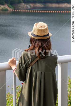 Woman looking at Nara Mata Lake 93025923