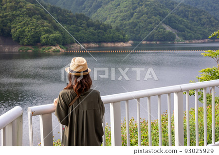 Woman looking at Nara Mata Lake 93025929