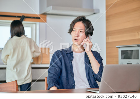 A man who calls during telework and a woman who does housework A man who calls during telework and a woman who does housework 93027146