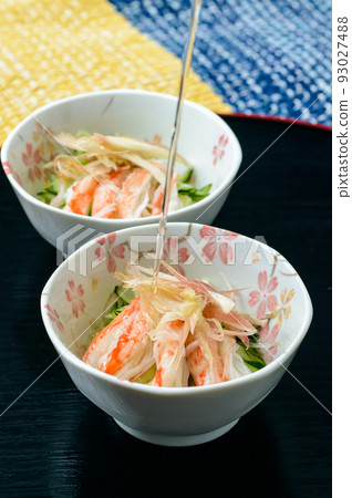 夏季清爽的醋菜。蟹肉和黃瓜配醋汁myoga醬。 夏季清爽的醋菜。蟹肉和黃瓜配醋汁myoga醬。 93027488