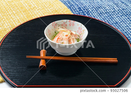 夏季清爽的醋菜。蟹肉和黃瓜配醋汁myoga醬。 93027506