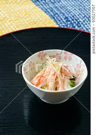 夏季清爽的醋菜。蟹肉和黃瓜配醋汁myoga醬。 93027507