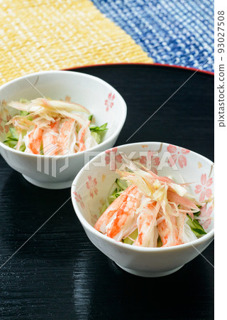 夏季清爽的醋菜。蟹肉和黃瓜配醋汁myoga醬。 93027508