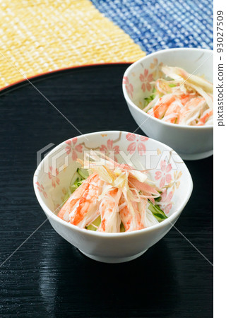 夏季清爽的醋菜。蟹肉和黃瓜配醋汁myoga醬。 93027509