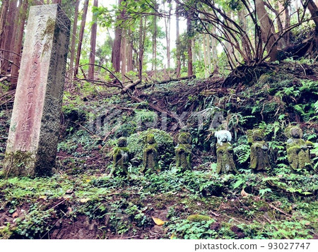 地藏在山上 地藏在山上 93027747
