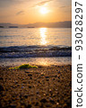 Watch the gentle waves of the Seto Inland Sea and the sunset 93028297