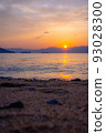 Watch the gentle waves of the Seto Inland Sea and the sunset 93028300