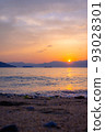Watch the gentle waves of the Seto Inland Sea and the sunset 93028301
