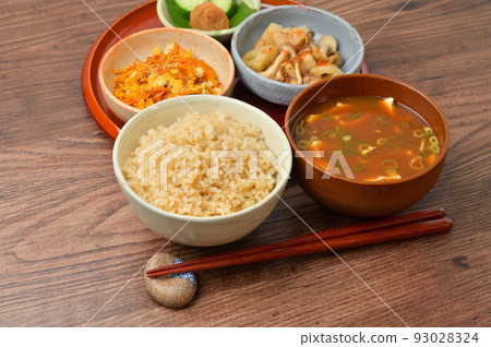 Brown rice, red miso soup, Japanese food, Japanese style, Japanese food, healthy food, side dishes, side dishes, vegetable dishes, pickles, one soup and three side dishes. 93028324