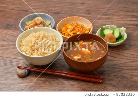 Brown rice, red miso soup, Japanese food, Japanese style, Japanese food, healthy food, side dishes, side dishes, vegetable dishes, pickles, one soup and three side dishes. Brown rice, red miso soup, Japanese food, Japanese style, Japanese food, healthy food, side dishes, side dishes, vegetable dishes, pickles, one soup and three side dishes. 93028330