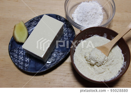 Tofu poultice (folk remedy) Reduce fever with tofu paste 93028880