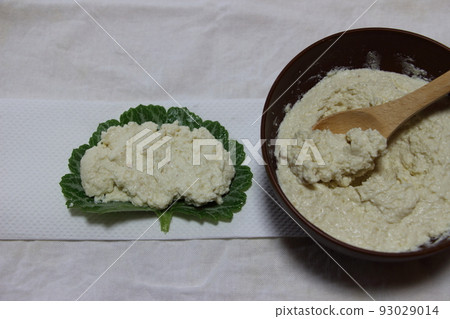 Tofu poultice (folk remedy) Reduce fever with tofu paste Tofu poultice (folk remedy) Reduce fever with tofu paste 93029014