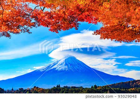 從留臼岩海灘看河口湖富士山附近的山梨縣紅葉 從留臼岩海灘看河口湖富士山附近的山梨縣紅葉 93029048