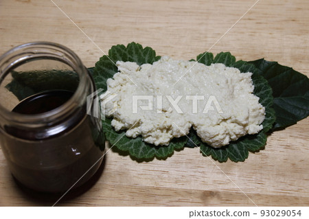 Tofu poultice (folk remedy) Reduce fever with tofu paste Tofu poultice (folk remedy) Reduce fever with tofu paste 93029054