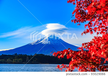 從留臼岩海灘看河口湖富士山附近的山梨縣紅葉 從留臼岩海灘看河口湖富士山附近的山梨縣紅葉 93029066