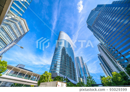 日本東京城市景觀 8 月,炎熱的一天。俯瞰品川站前的辦公樓= 8月10日 日本東京城市景觀 8 月,炎熱的一天。俯瞰品川站前的辦公樓= 8月10日 93029399
