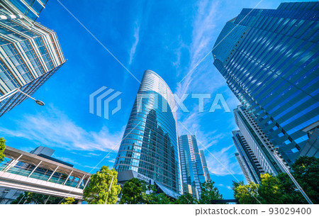 日本東京城市景觀 8 月，炎熱的一天。俯瞰品川站前的辦公樓= 8月10日 93029400