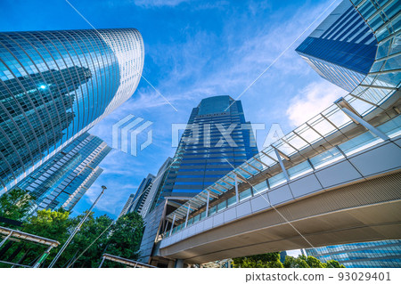 日本東京城市景觀 8 月，炎熱的一天。俯瞰品川站前的辦公樓= 8月10日 93029401