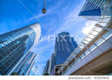 日本東京城市景觀 8 月，炎熱的一天。俯瞰品川站前的辦公樓= 8月10日 93029402