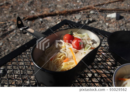 Solo camp rice / Vegetable ramen in a rice bowl 93029562