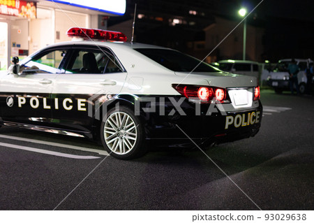 一輛警車半夜停在便利店停車場 93029638