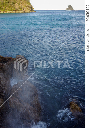 藍色的大海和海浪濺起的海島 93030102