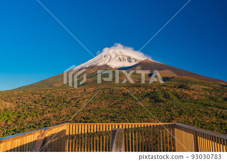 (靜岡縣)黎明時分從水塚公園的越霧塚展望台看到的秋葉和雪的富士山 (靜岡縣)黎明時分從水塚公園的越霧塚展望台看到的秋葉和雪的富士山 93030783