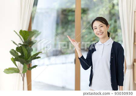 Young female nurse, home-visit nursing, home care 93030930